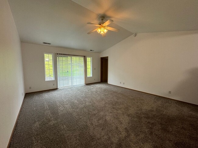 Building Photo - 2 bedroom 2 bathroom Roseburg Duplex