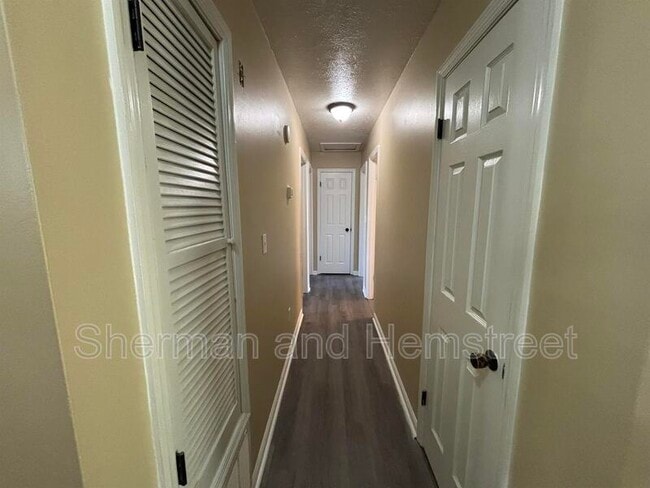 Building Photo - 2714 Cranbrook Dr