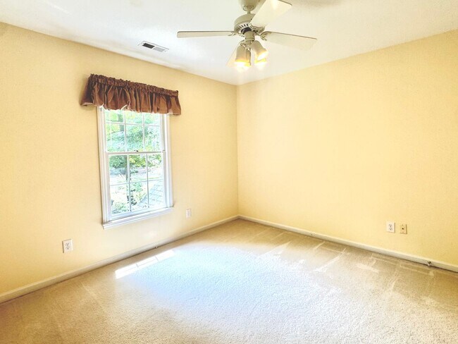 Building Photo - 4 Bed | 2.5 Bath House in Chapel Hill