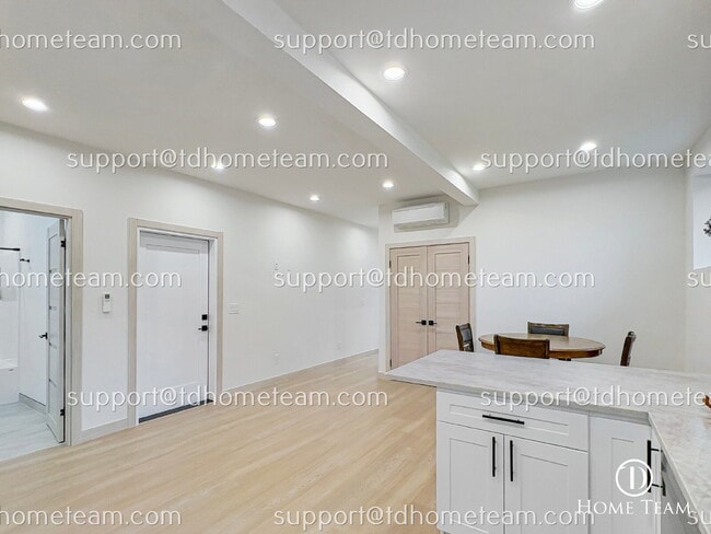 Building Photo - "Charming 864 Sq Ft 1-Bed Oasis in University Place – Perfect for Cozy Living!"