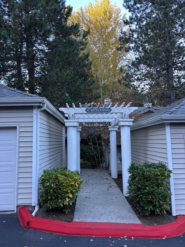 Building Photo - 3 Bed, 2.5 bath Townhome w/1-car garage in Highland Park neighborhood of Renton, $3,075/mo.