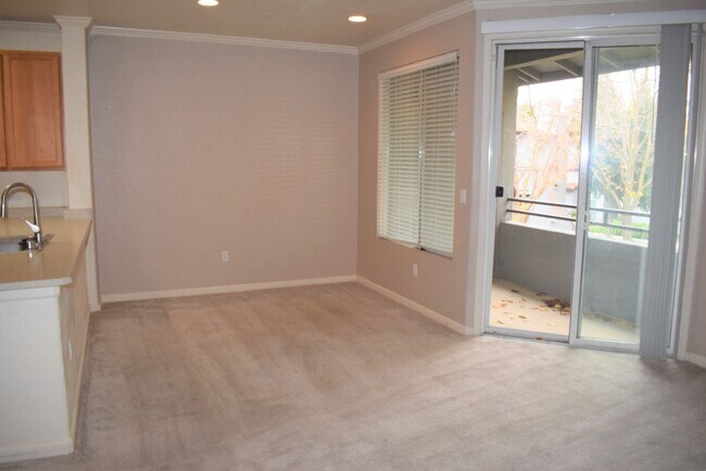 Building Photo - 5201 Laguna Oaks Dr