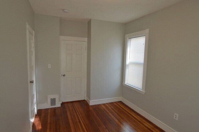 Building Photo - 28 Taft St