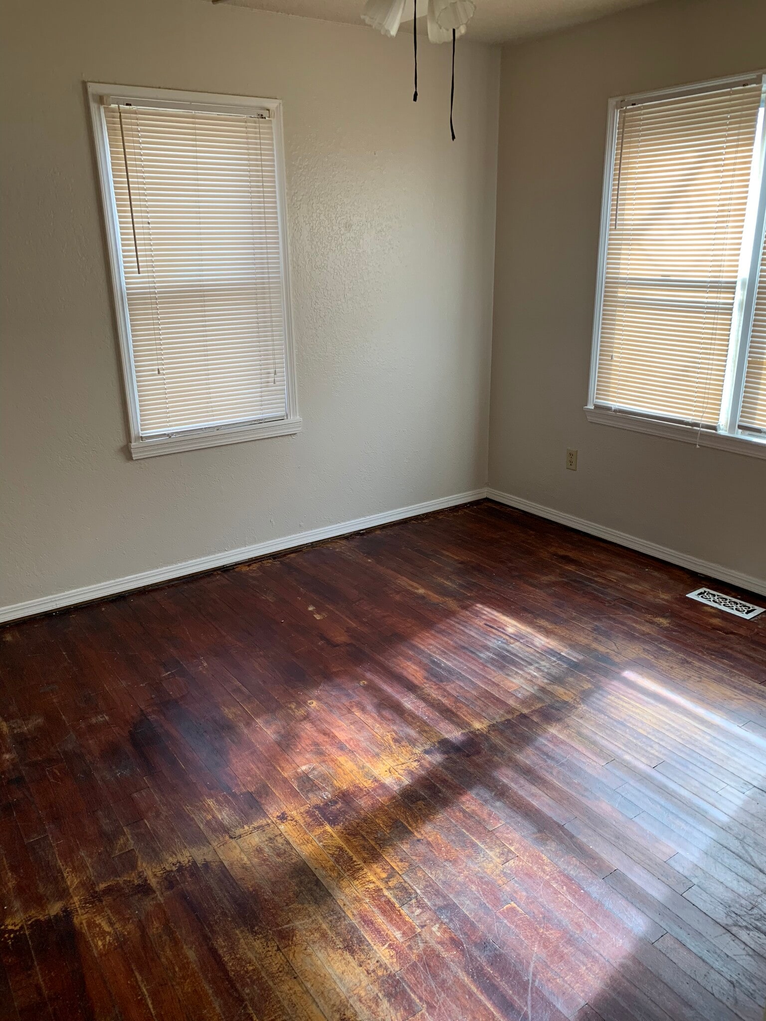 Building Photo - 4509 N Rockwell Ave