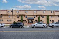 Building Photo - 914 SW 8th Ave