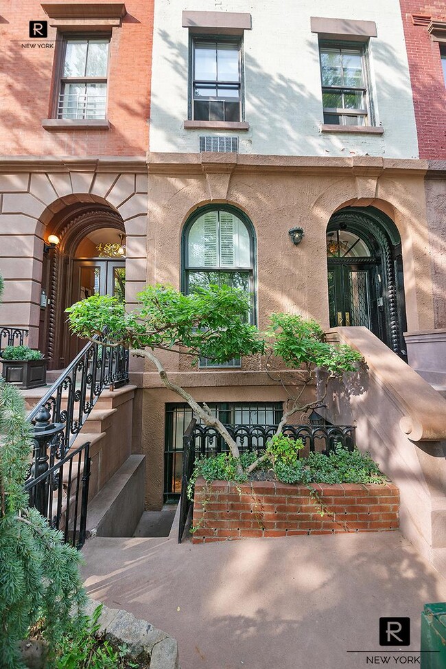 Building Photo - 487 W 22nd St