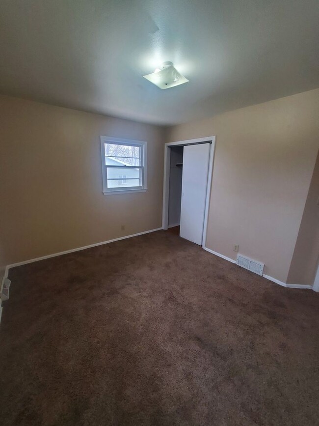 Building Photo - 8615-8617 N 106th St. (Townhouse)