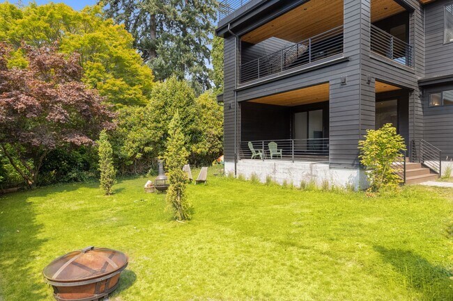 Building Photo - Stunning remodeled apartment with large walk-out patio