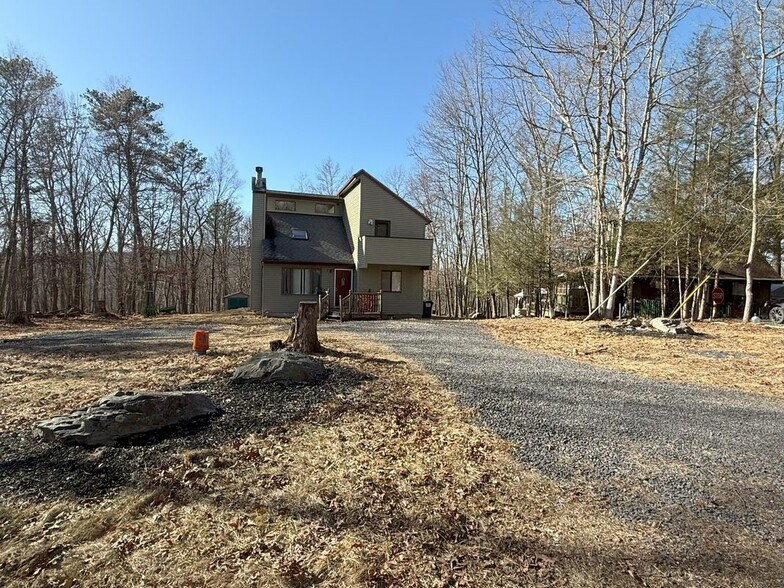 Building Photo - 802 Clubhouse Dr