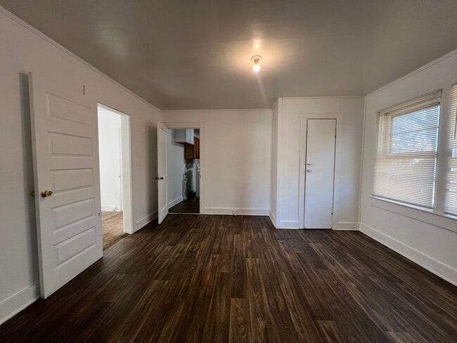 Building Photo - 3/2 Available Now in West Greenville!