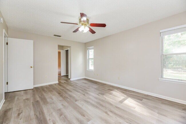 Building Photo - 2115 Center Way