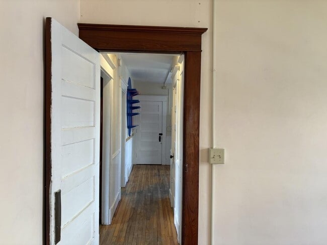 Building Photo - 48 Monroe St