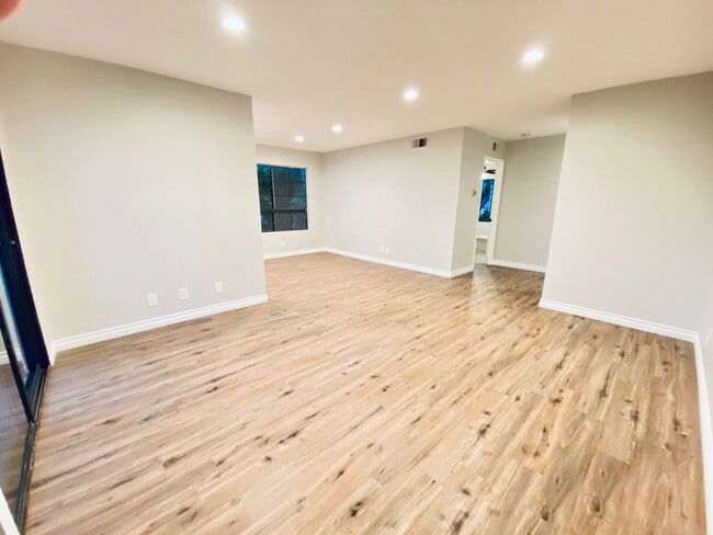 Building Photo - Beautifully remodeled spacious 1 Bedroom r...