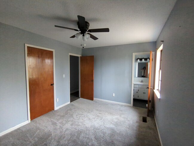 Building Photo - 1605 Wendy Cir