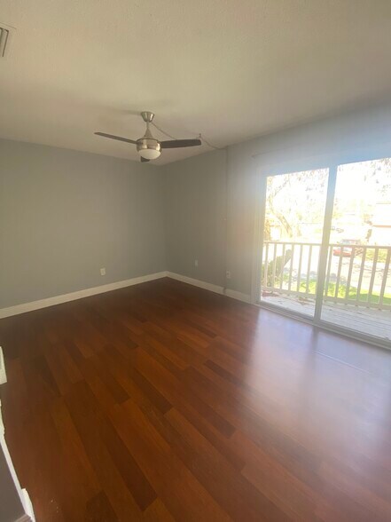 Master bedroom, view of balcony - 1838 Clearbrooke Dr