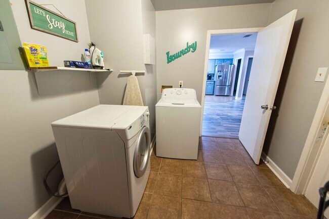 Building Photo - 2200 Romine Rd