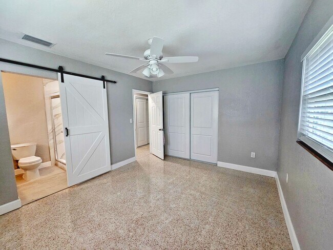 Building Photo - 3 Bedroom 2 Bath in Riveria Bay of St. Pete