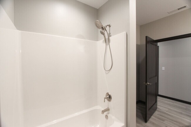 Building Photo - New! Beautiful 2 Bed, 2 Bath Apartment in ...