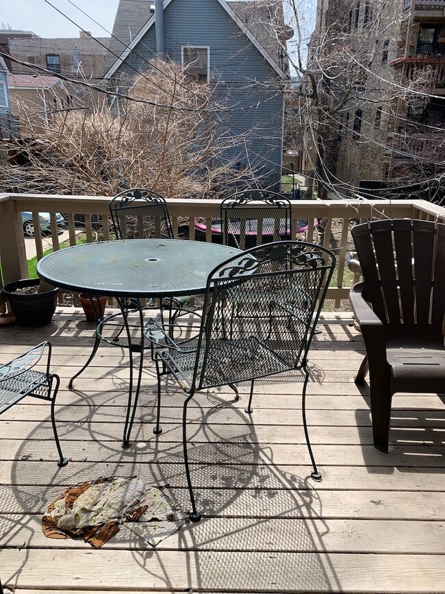 Building Photo - 711 W Briar Pl