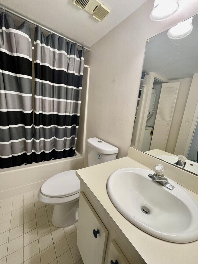 Building Photo - 7070 Golf Colony Ct