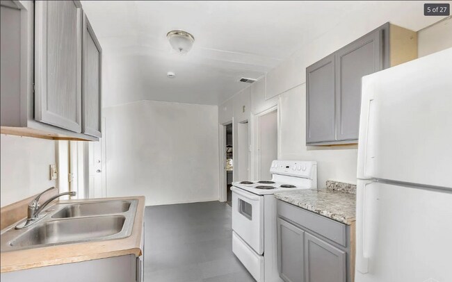 Building Photo - Spacious 3-Bed Apartment - Off-Street Parking, and Optional Garage