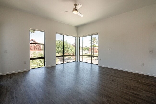 Building Photo - Live the Downtown Life! 2 Bedrooms!