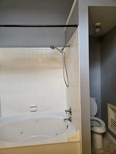 Building Photo - 2307 Weatherby Dr