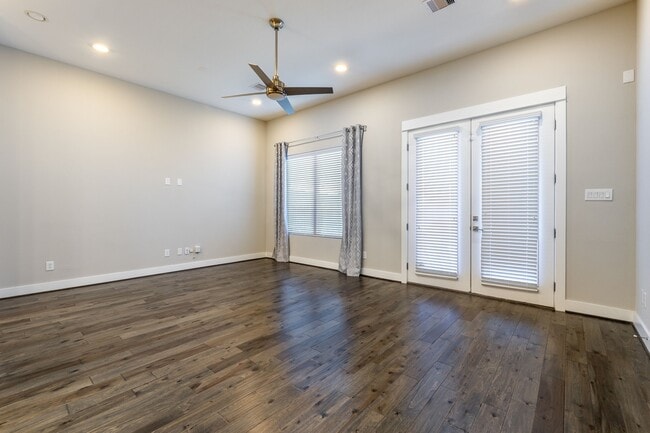 Building Photo - 806 Thornton Rd