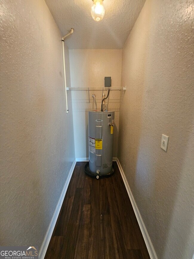 Building Photo - 107 Lively Oaks Dr