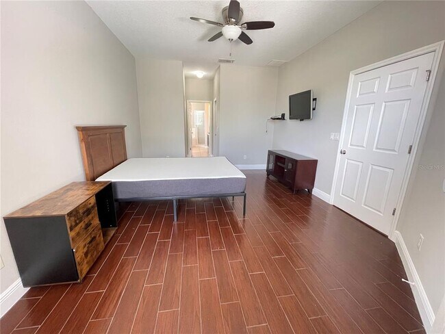 Building Photo - 907 Wildflower Rd