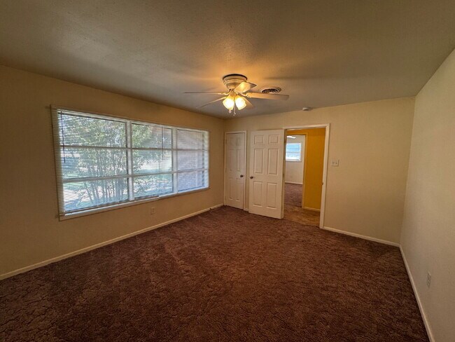 Building Photo - Stunning home located near Frank Higginbot...