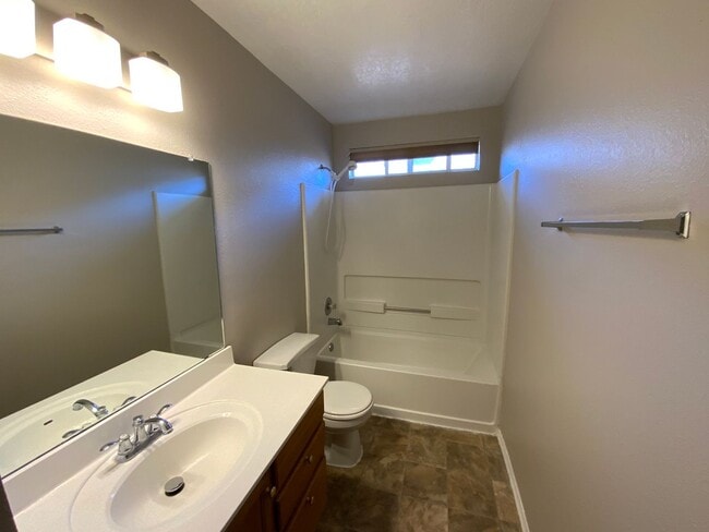Building Photo - 3 Bedroom Single Story Home Available in V...