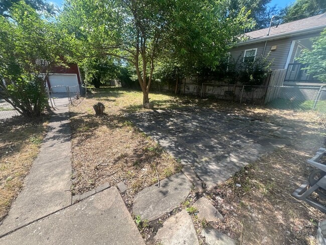 Building Photo - 4 Bedroom House with Fenced in Yard!