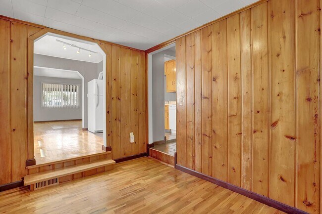 Building Photo - 623 Iowa Ave