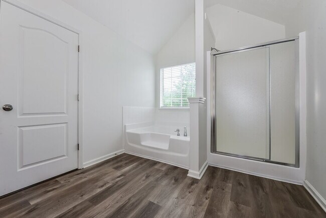 Building Photo - 657 Howell Dr