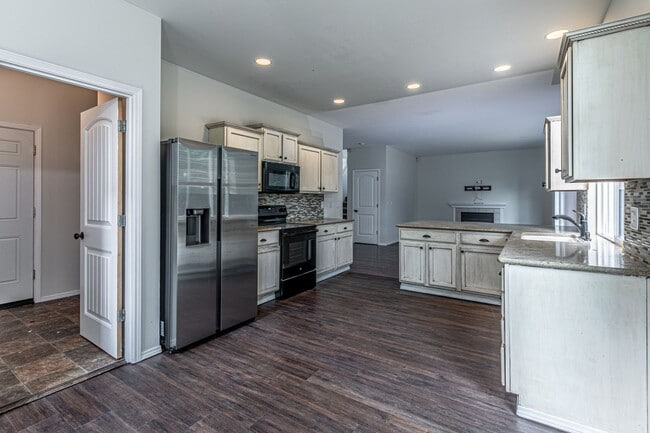 Building Photo - Beautiful home near Clark Lake Park!