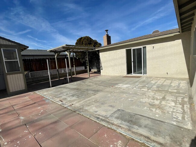 Building Photo - Victorville, 3 Bedroom, 2 Bathrooms, Large...