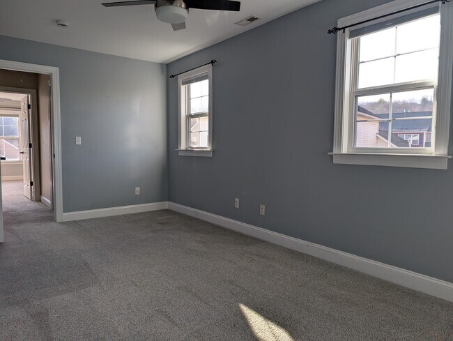 Building Photo - 6 Maxim Ct