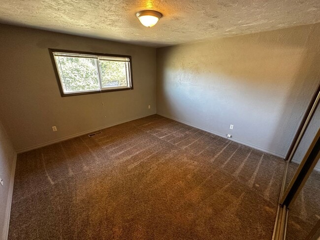 Building Photo - Three Bedroom Home in Keizer