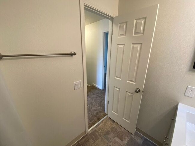 Building Photo - 2 Bedroom Townhouse - Garage/Washer-Dryer ...