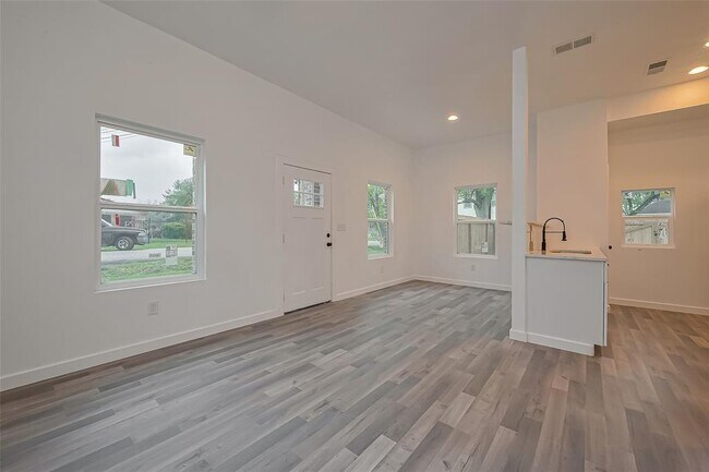 Building Photo - 9003 Hilda St