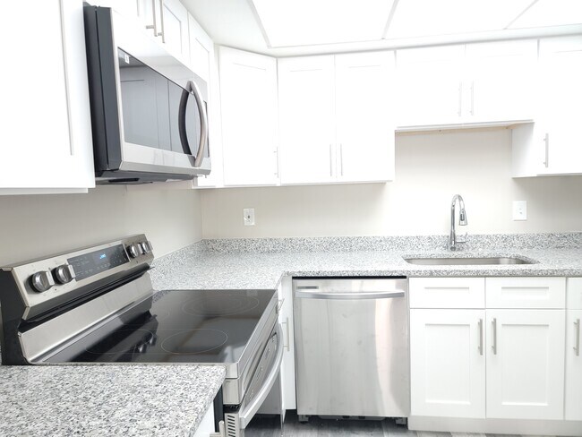 Building Photo - 5008 Manatee Ave W