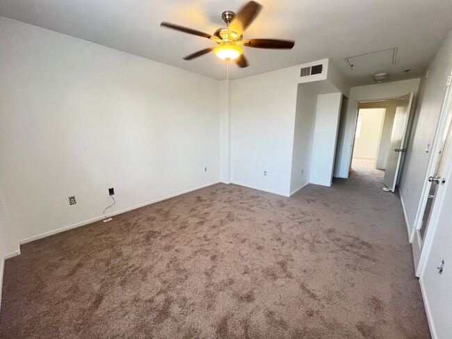 Building Photo - Spacious 3 Bedroom, 3 Bath Townhouse with ...