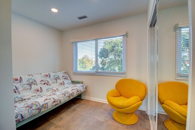 Building Photo - Seasonal Rental: Total Relaxation with Sou...