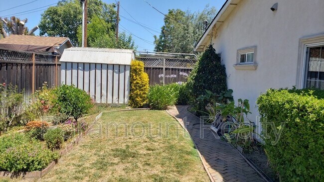 Building Photo - 2447 Warburton Ave