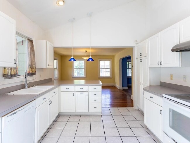 Building Photo - 115 Chapin St