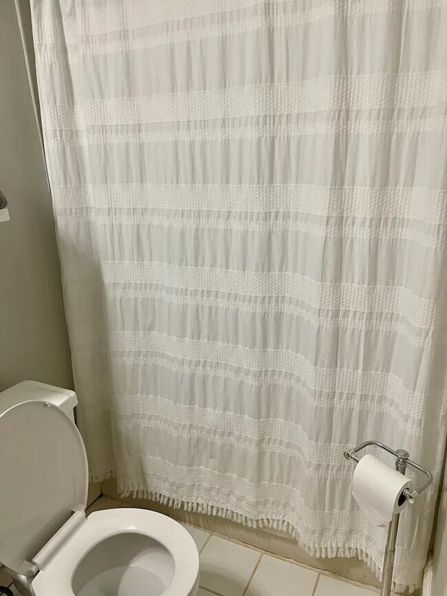 Building Photo - 236 Howard St NE