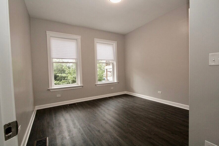 Building Photo - 1406 E 69th Pl
