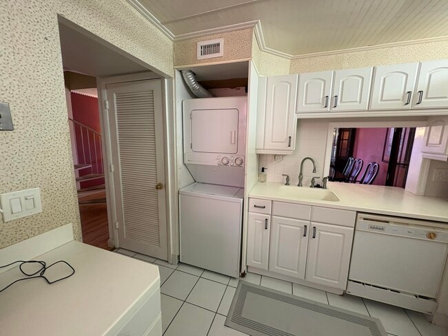 Building Photo - 680 Tennis Club Dr