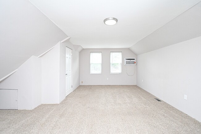 Building Photo - 4893 N Overlook Ave